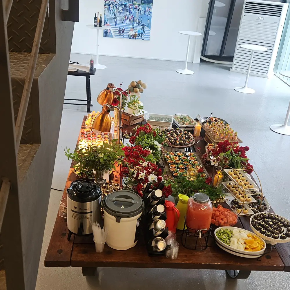 파주 갤러리 오프닝 음료 다과 배치